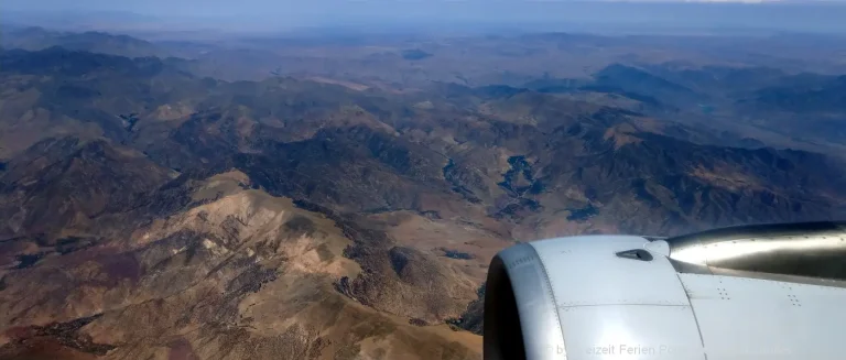 Flugreisen über Berge Landschaft Erde Flugzeug Triebwerk Turbine